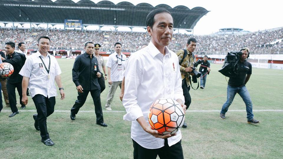 Presiden Idonesia ke-7, Joko Widodo, membuka langsung Turnamen Piala Presiden 2017. Copyright: Imam Nahraw