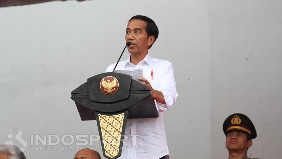 Presiden Indonesia ke-7, Joko Widodo saat memberikan pidato pada pembukaan laga Piala Presiden 2017. Copyright: Prima Pribadi/INDOSPORT