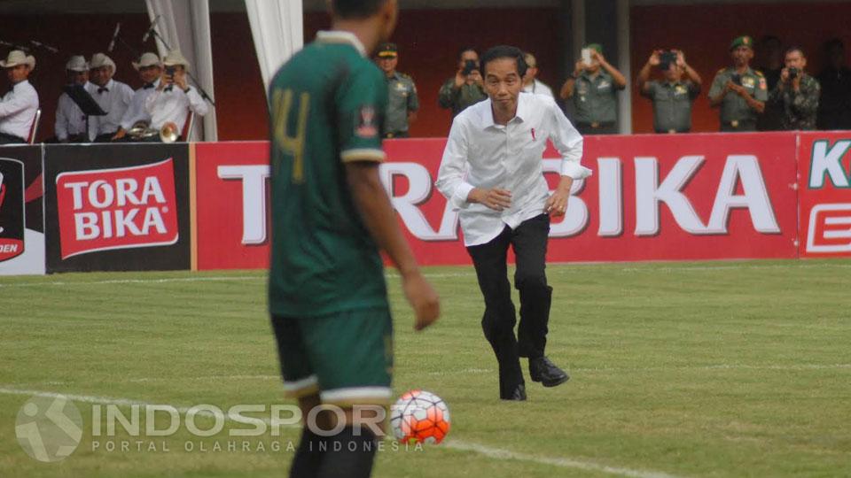 Joko Widodo Presiden Indonesia ke-7 membuka langsung Turnamen Piala Presiden 2017. Copyright: Prima Pribadi/INDOSPORT