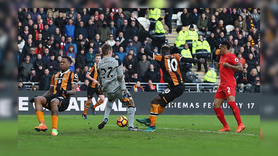 Momen ketika Alfred N’Diaye memanfaatkan kesalahan Simon Mignolet. Copyright: Getty Images