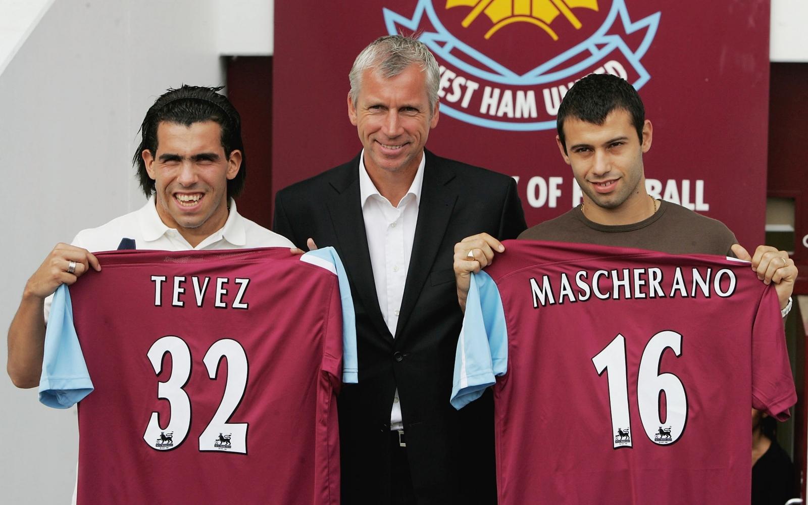 Carlos Tevez dan Javier Mascherano ketika didatangkan West Ham United pada tahun 2006. Copyright: TWITTER/WHUFC