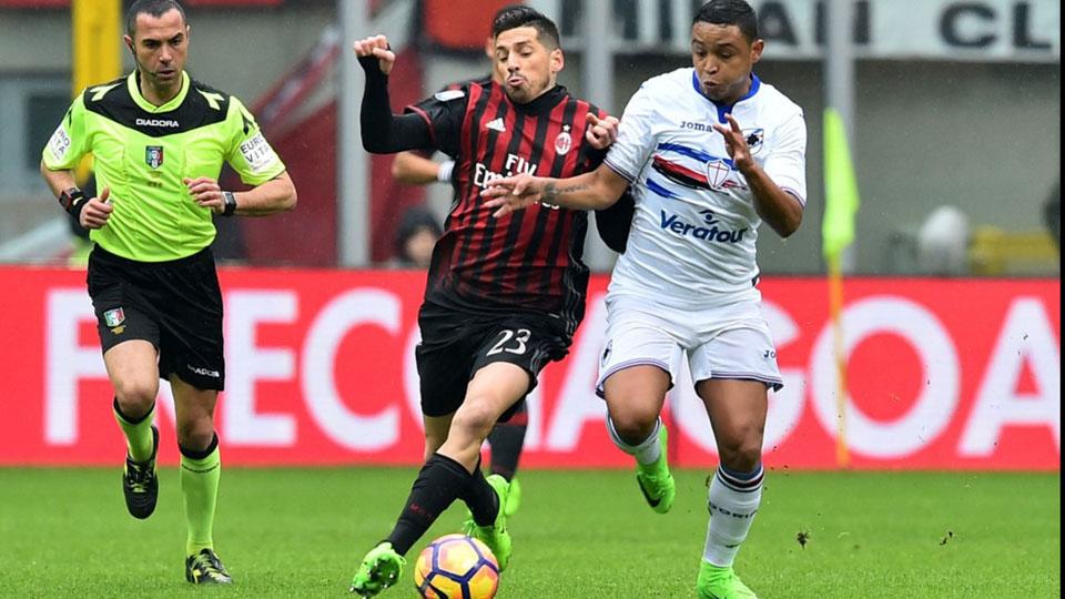 Para%20pemain%20AC%20Milan%20dan%20Sampdoria%20gagal%20mencetak%20gol%20di%20babak%20pertama.
