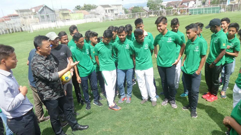 Menpora, Imam Nahrawi saat mengunjungi Akademi Sepakbola Aji Santoso International Football Academy (ASIFA). - INDOSPORT