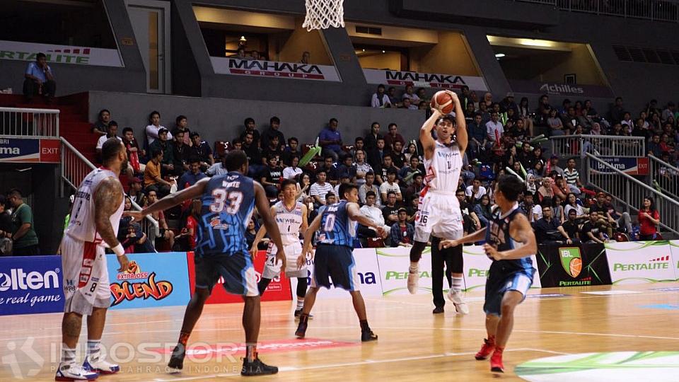 Poin Guard Aspac Jakarta, Oki Wira Sanjaya saat mencoba mencetak poin. Copyright: Petrus Manus Da Yerimon/INDOSPORT