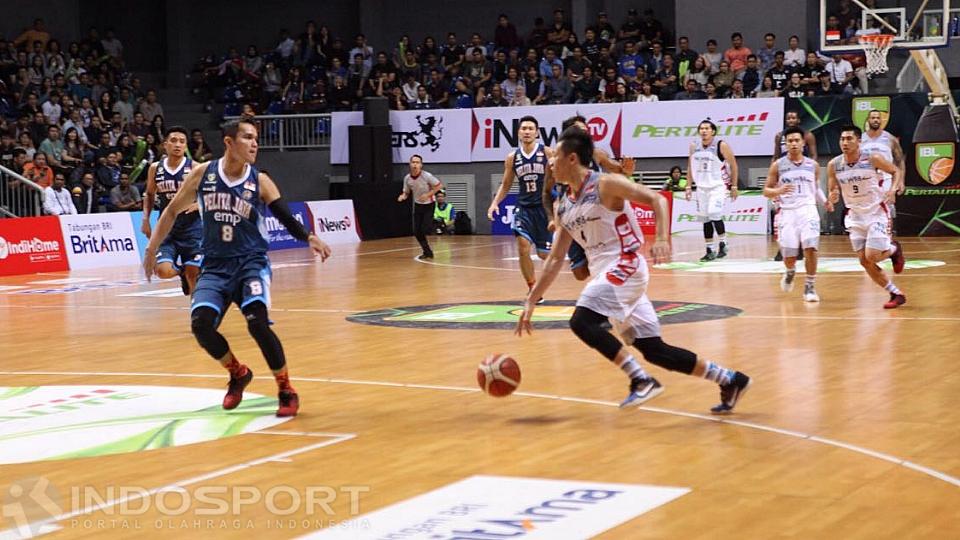 Pemain%20Aspac%20Jakarta%2C%20Damar%20Abraham%20berusaha%20melewati%20penjagaan%20pemain%20Pelita%20Jaya.