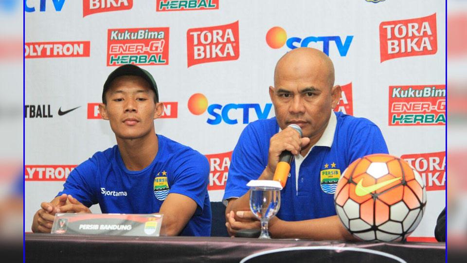 Herrie Setyawan (kiri), asisten pelatih Persib Bandung. Copyright: Muhammad Ginanjar/INDOSPORT