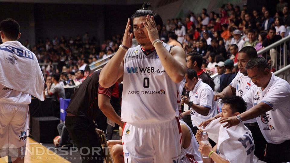 Ekspresi kekecewaan pemain Aspac Jakarta, Valentino Wuwungan saat timnya gagal mecetak poin.