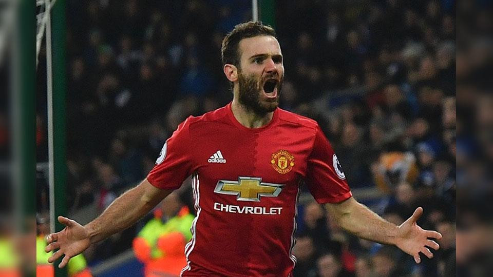 Juan Mata melakukan selebrasi setelah menjebol gawang Leicester City. Copyright: Getty Images