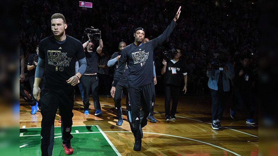 Guard Los Angeles Clippers, Paul Pierce menyapa para pendukung Boston Celtics di TD Garden. - INDOSPORT