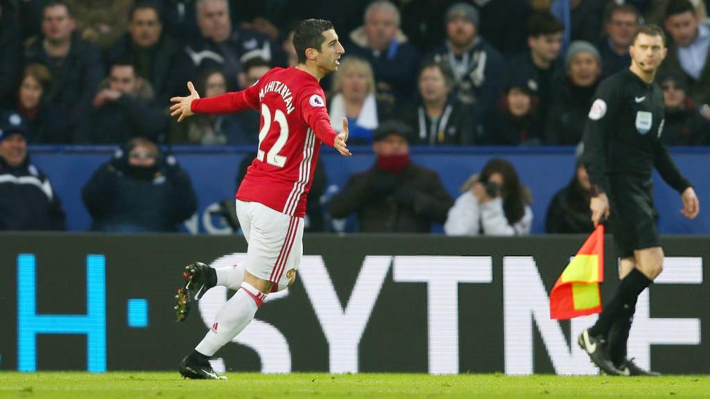 Selebrasi Henrikh Mkhitaryan (Manchester United) setelah mencetak gol ke gawang lawan Leicester City. Copyright: Matthew Peters/Man Utd via Getty Images