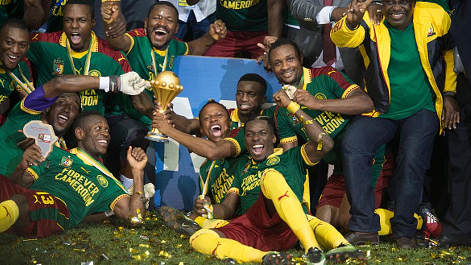 Tim Kamerun merayakan kemenangan bersama trofi Piala Afrika 2017 setelah memenangkan pertandingan melawan Mesir.