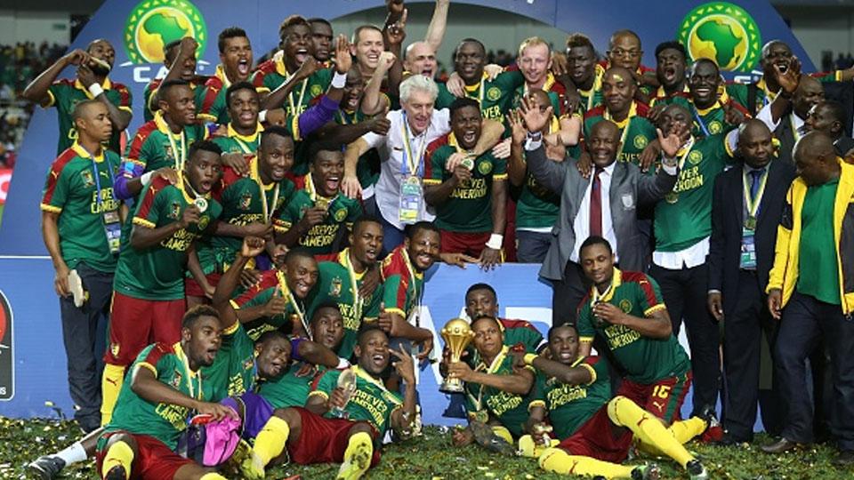 Penggawa Timnas Kamerun berpesta usai menerima trofi Piala Afrika 2917.