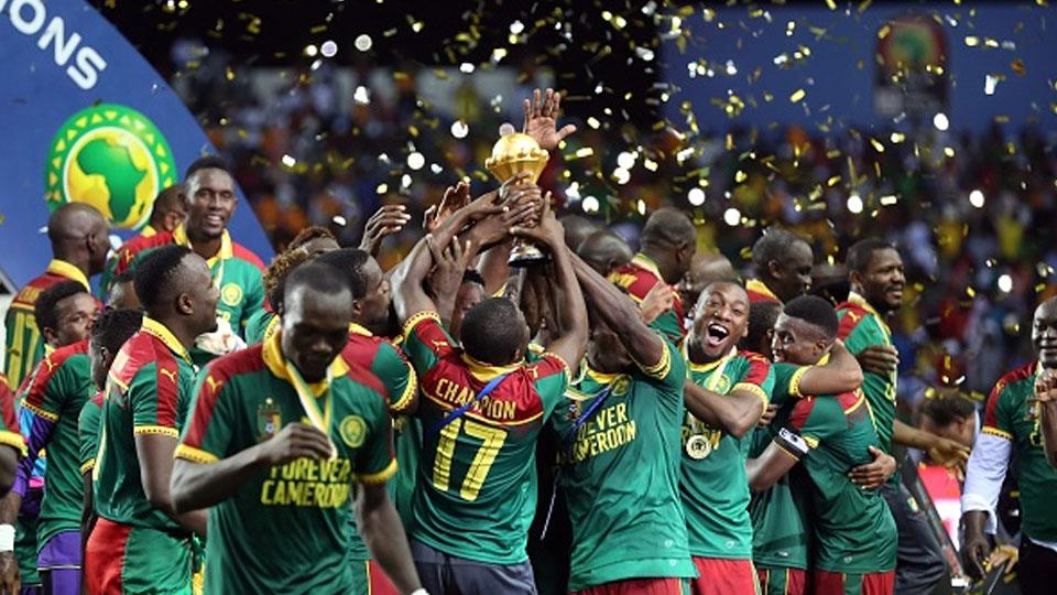Pemain Kamerun selebrasi bersama trofi Piala Afrika 2017 usai kalahkan Mesir.