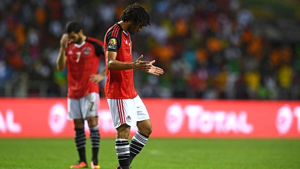 Pemain Mesir tertunduk lesu usai kalah dari Kamerun dengan skor 1-2.