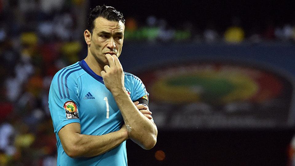 Kiper Timnas Mesir, Essam El-Hadary, tampak sedih setelah timnya kalah oleh Kamerun dengan skor 2-1.