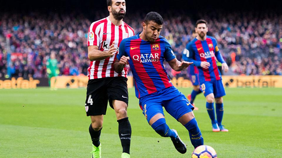 Gelandang barcelona, Rafinha Alcantara berusaha melewati pemain Athletic Bilbao. Copyright: Alex Caparros/Getty Images