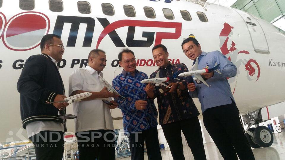 Menpora menghadiri penempelan stiker Sriwijaya Air MXGP bertempat di Bandara Soekarno-Hatta, Cengkareng. - INDOSPORT