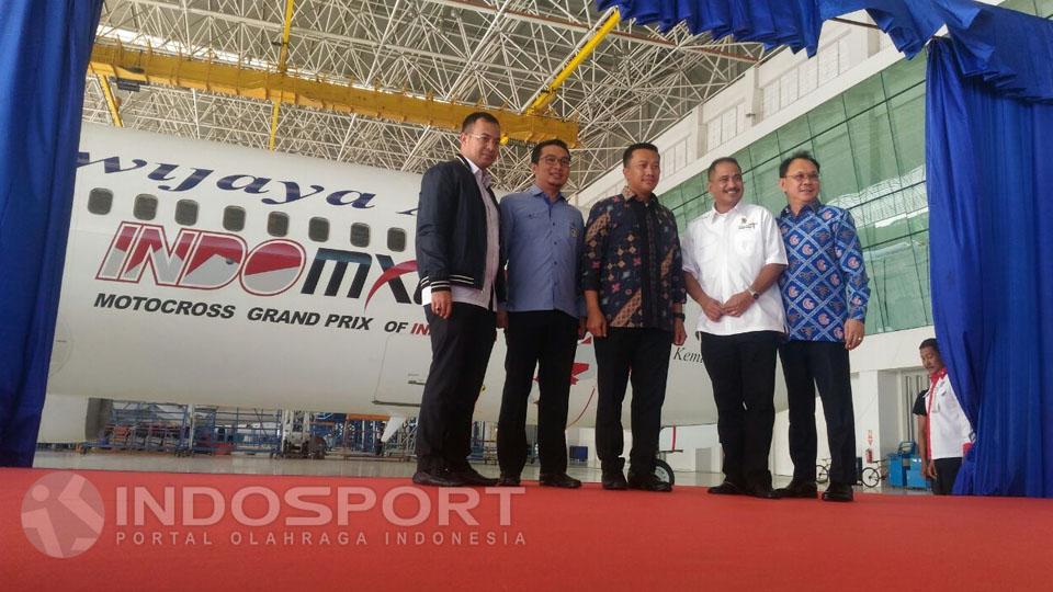 Menpar dengan Menpora Menghadiri Penempelan Stiker Sriwijaya Air MXGP bertempat di Bandara Soekarno-Hatta, Cengkareng. - INDOSPORT