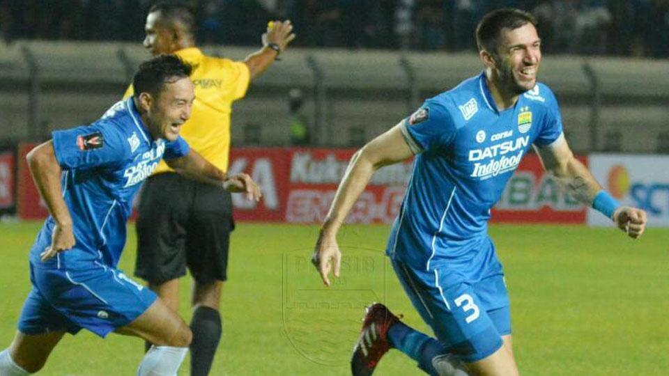 Vladimir Vujovic akan melakukan seleberasi bersama rekannya setelah berhasil membobol gawang PSM Makassar. Copyright: Twitter/PERSIB
