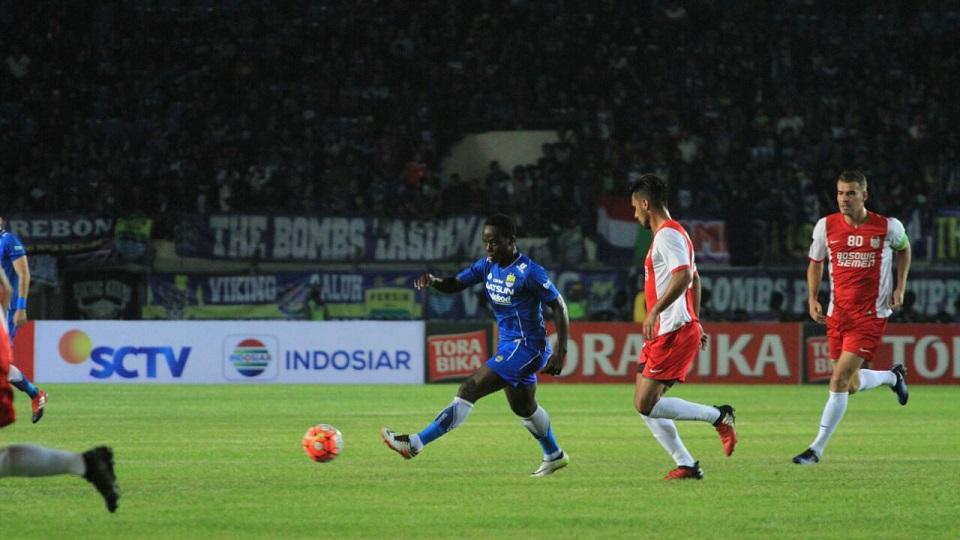 Erick Weeks berupaya hindari sergapan pemain PSM Makassar di Piala Presiden 2017. - INDOSPORT