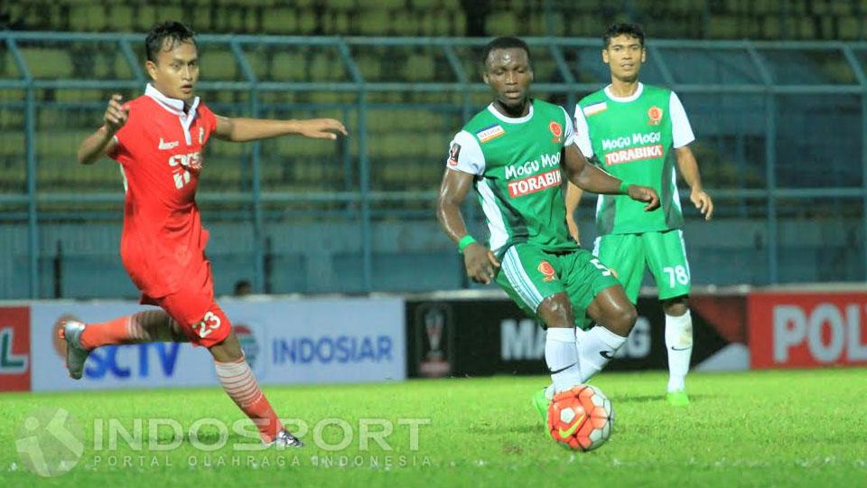 Ibrahim Conteh saat berebut bola dgn pemain Persija Jakarta. Copyright: Ian Setiawan/INDOSPORT
