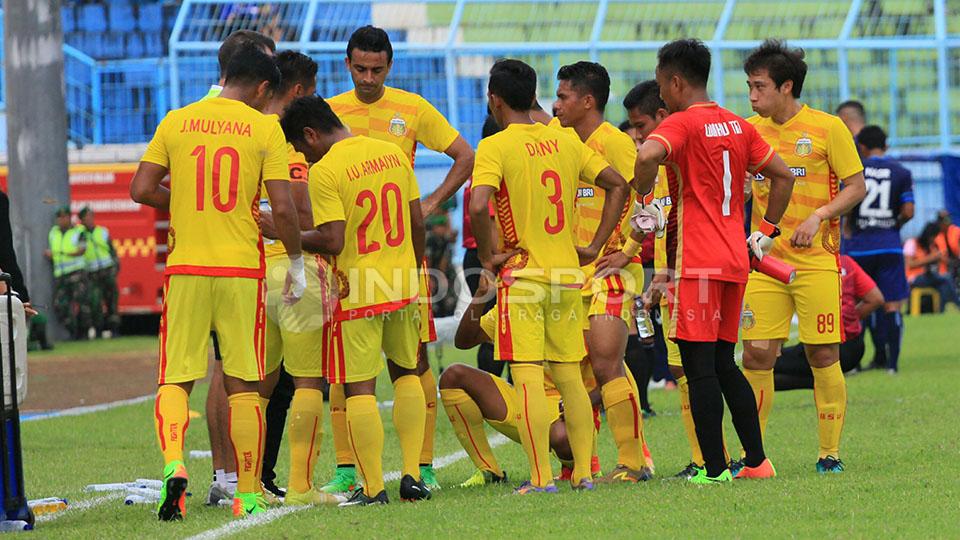Skuat Bhayangkara FC saat jeda water break di laga perdana Piala Presiden 2017. Copyright: Ian Setiawan/Indosport
