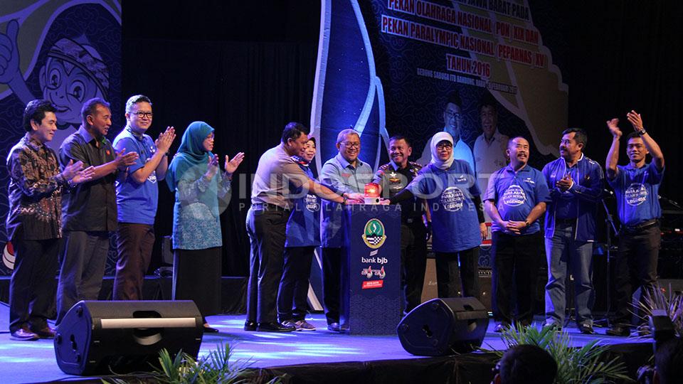 Ahmad Heryawan selaku Gubernur Jawa Barat memberikan penghargaan kepada peraih medali PON Jabar 2016. - INDOSPORT