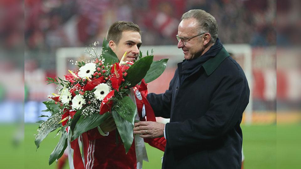 Philipp Lahm bersama dengan Karl-Heinz Rummenigge.