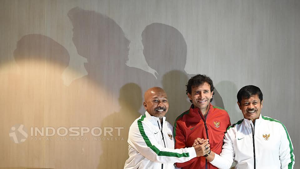 Pelatih Timnas Senior dan U-22, Luis Milla (tengah) bersama Pelatih Timnas U-19, Indra Sjafri (kanan) dan Pelatih Timnas U-16, Fakhri Husaini foto bersama usai perkenalan dan prescon para - INDOSPORT