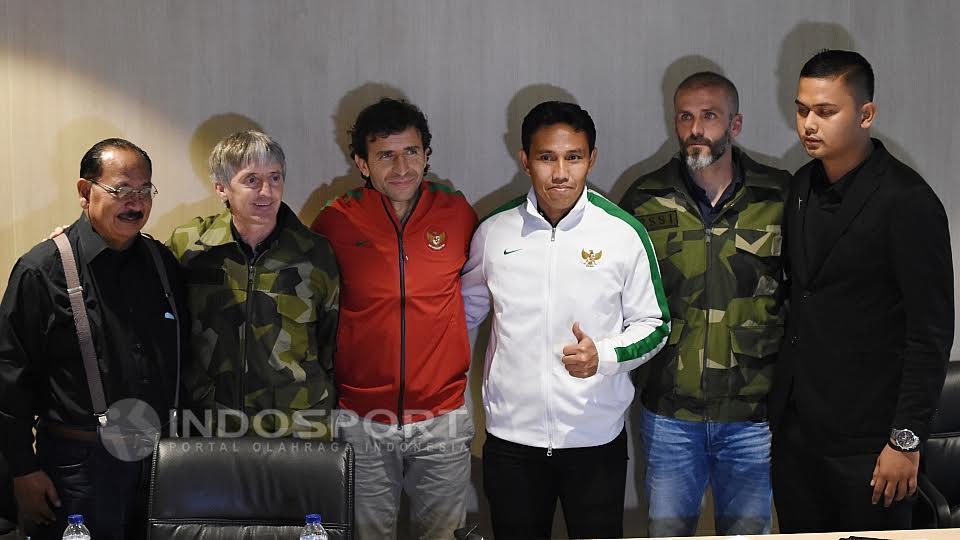 Pelatih Senior dan U-22, Luis Milla (ketiga dari kiri) foto bersama dengan tiga asisten pelatihnya termasuk Bima Sakti. - INDOSPORT