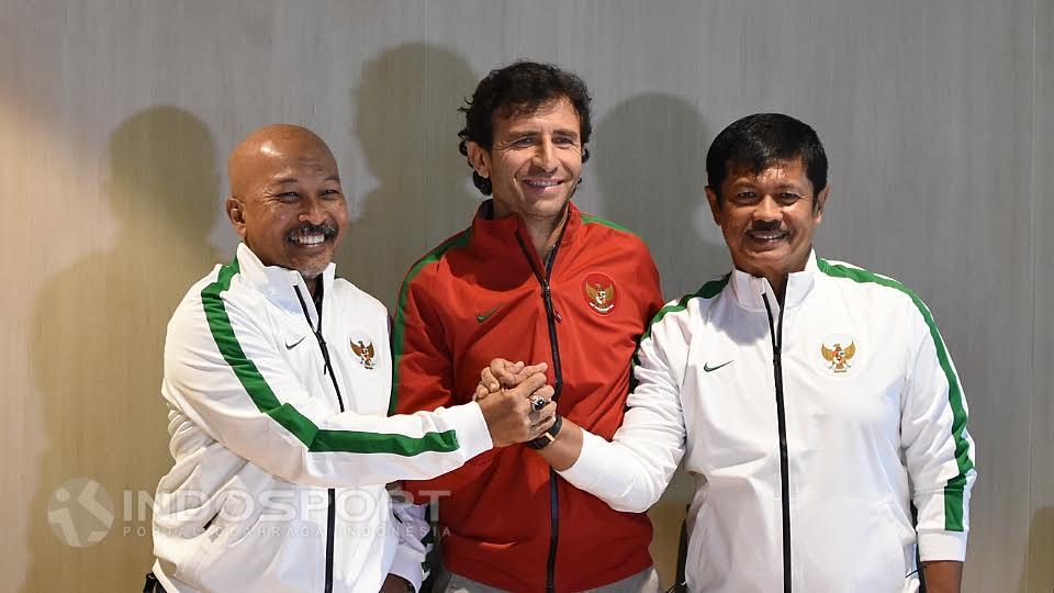 Pelatih Timnas Senior dan U-22, Luis Milla (tengah) bersama Pelatih Timnas U-19, Indra Sjafri (kanan) dan Pelatih Timnas U-16, Fakhri Husaini foto bersama usai perkenalan dan prescon para pelatih Timnas di Kantor PSSI. Copyright: Herry Ibrahim/INDOSPORT