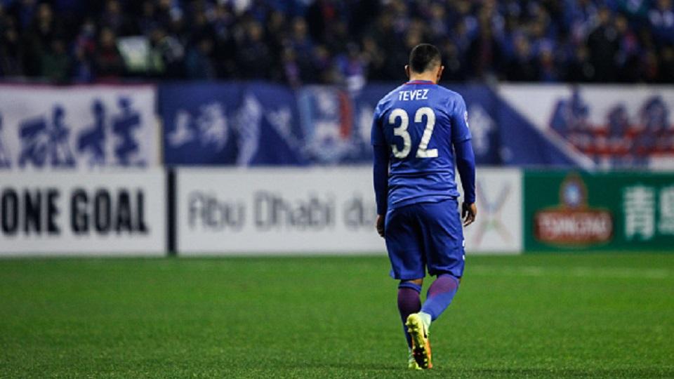 Carlos%20Tevez%20tertunduk%20lesu%20usai%20timnya%2C%20SHanghai%20Shenhua%2C%20kalah%202-0%20oleh%20Brisbane%20Roar.