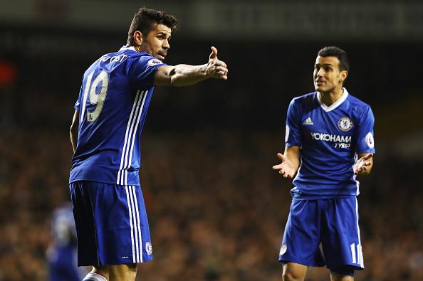 Ketegangan terjadi antara dua penggawa Chelsea, Diego Costa dan Pedro Rodriguez. Copyright: ChelseaFootballClub/GettyImages