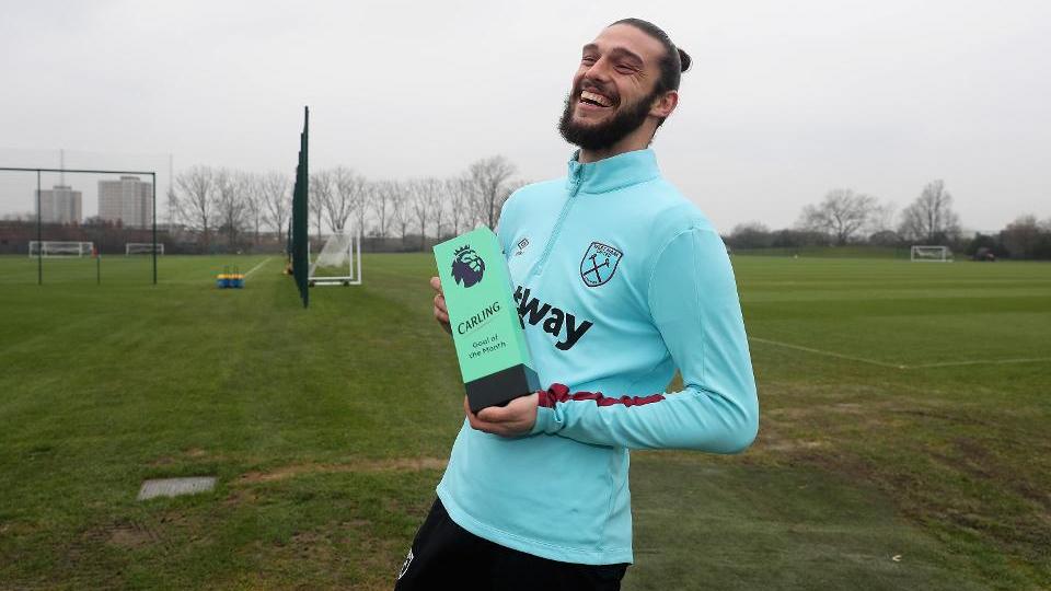 Andy Carroll meraih gelar Player of the Month. Copyright: Premier League