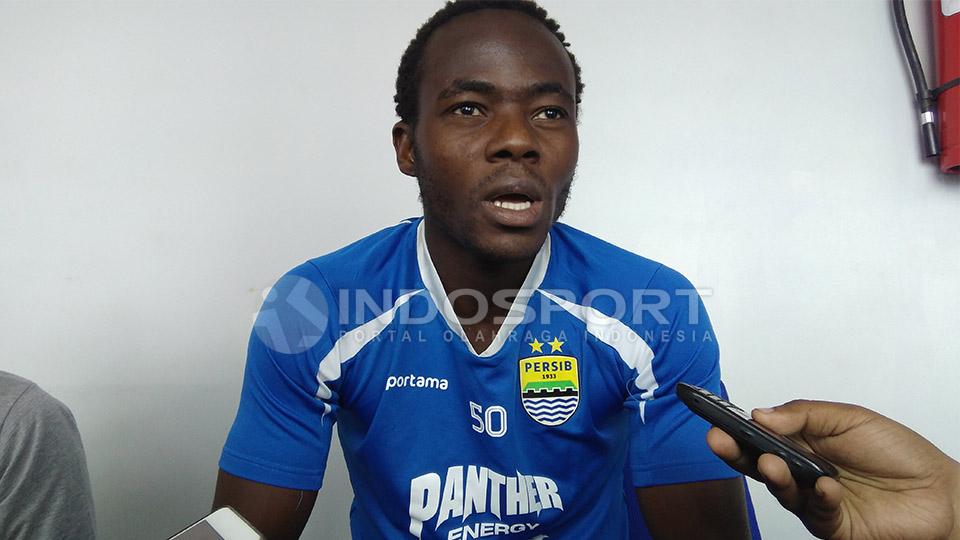 Eric%20Weeks%20tengah%20menggeber%20performanya%20untuk%20Persib%20Bandung.