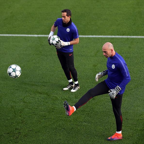 Claudio Bravo dan Willy Cabalero saat sedang latihan bersama. Copyright: Chris Bunkill/GettyImages