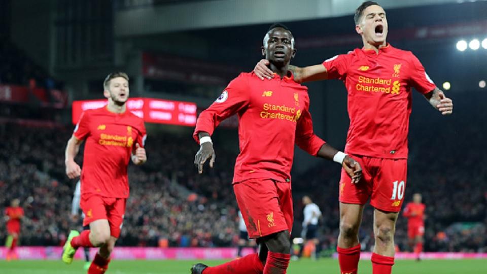 Sadio Mane merayakan gol ke gawang Tottenham Hotspur bersama rekan-rekannya ke arah pendukung Liverpool. Copyright: Peter Byrne/PA Images via Getty Images