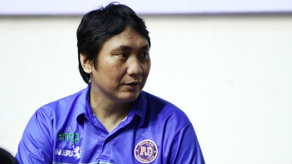 Pelatih Pelita Jaya, Fictor Gideon Roring. Copyright: mainbasket