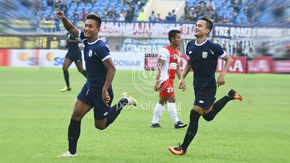 Ahmad Nur Hardianto melakukan selebrasi usai membobol gawang PSM Makassar. Copyright: Twitter/PerselaFC