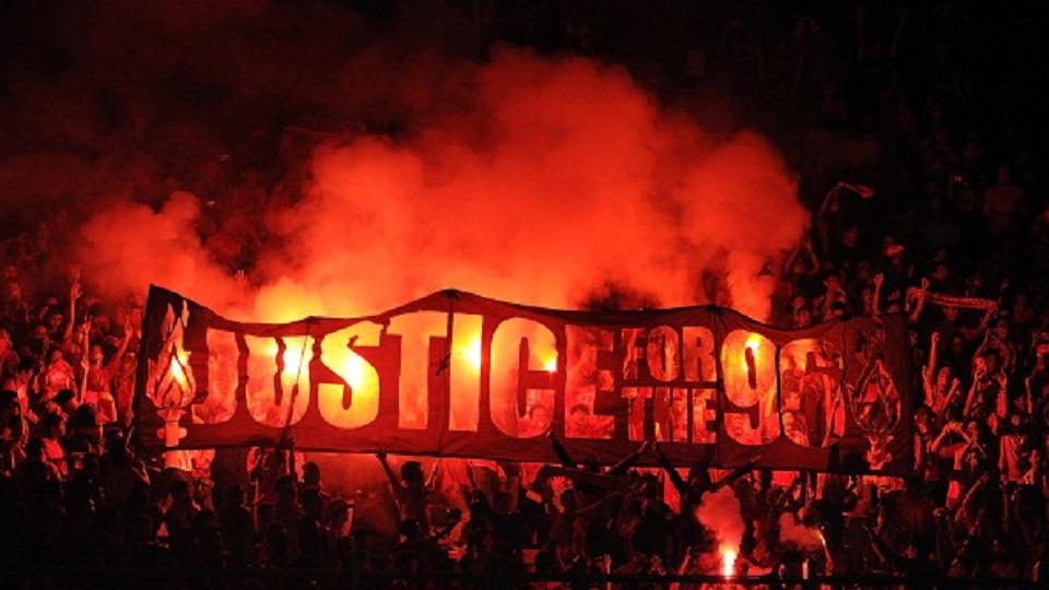 Fans Liverpool di Indonesia membentangkan spanduk berisi dukungan terhadap korban tragedi Hillsborough. - INDOSPORT