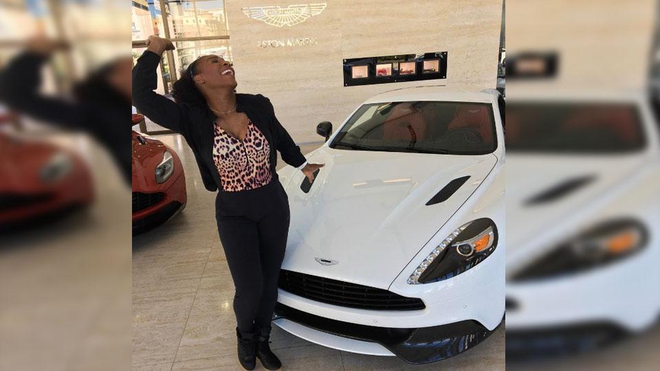 Serena Williams pose di samping mobil mewah bermerek Aston Martin Lagonda. Copyright: instagram/Serena Williams