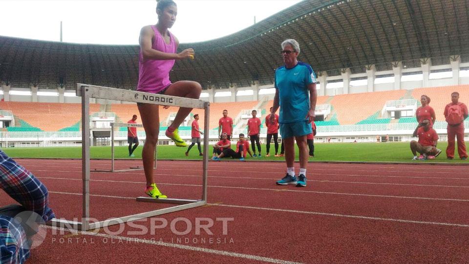 Situasi latihan PB PASI bersama pelatih asing, Harry W Marra. - INDOSPORT
