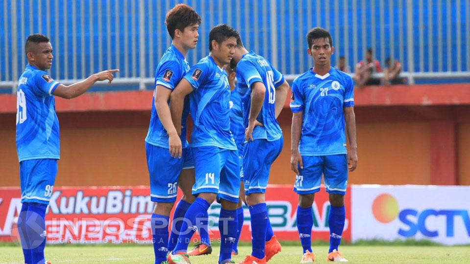 Pemain PSCS Cilacap saat situasi tendangan bebas. Copyright: Ian Setiawan/INDOSPORT