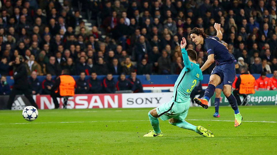 Edinson Cavani (kanan) mencetak gol kedua Paris Saint-Germain saat mengalahkan Barcelona 4-0 di Parc des Prince, Rabu (15/02/17) dini hari WIB.