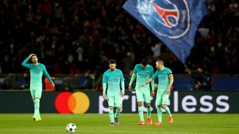Para pemain Barcelona terlihat kecewa setelah timnya dikalahkan Paris Saint-Germain 4-0 di Parc des Prince, Rabu (15/02/17) dini hari WIB.