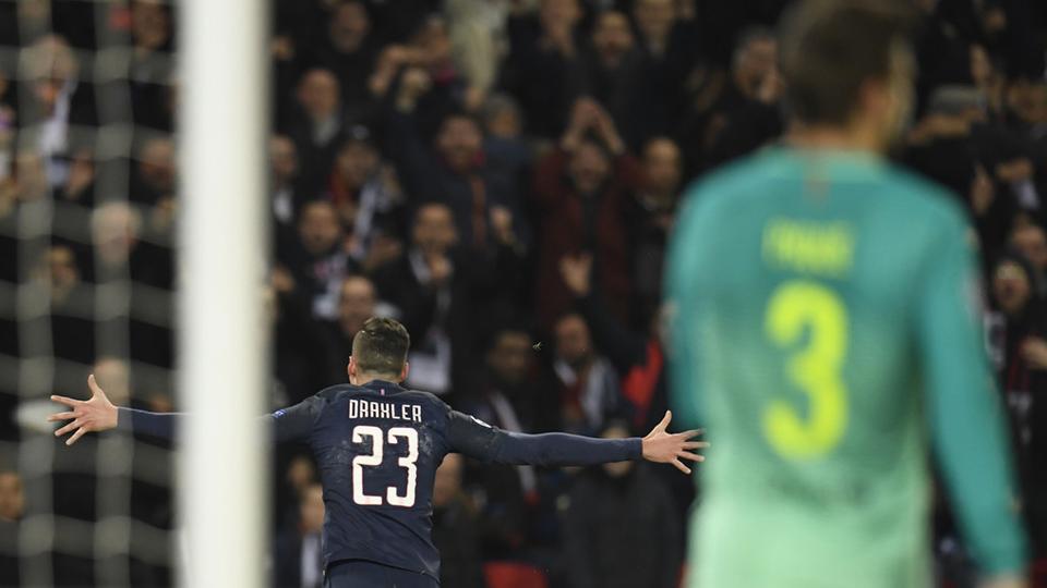 Julian Draxler (kiri) turut menyumbang gol saat Paris Saint-Germain mengalahkan Barcelona 4-0 di Parc des Prince, Rabu (15/02/17) dini hari WIB.