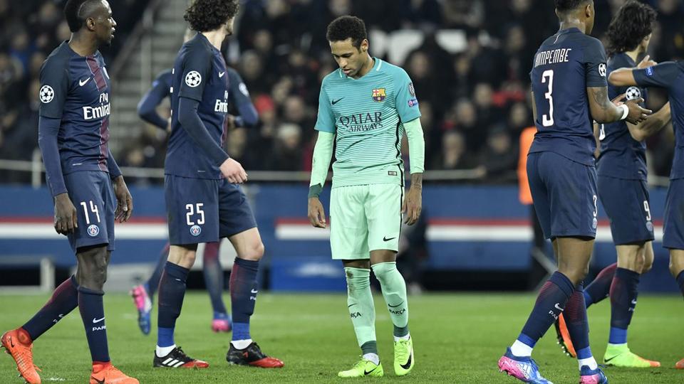 Striker Barcelona, Neymar (tengah), tertunduk lesu setelah timnya dikalahkan Paris Saint-Germain 4-0 di Parc des Prince, Rabu (15/02/17) dini hari WIB.