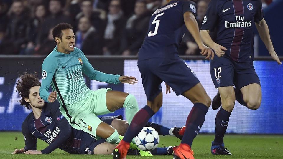 Penyerang Barcelona, Neymar (kedua dari kiri) dijatuhkan oleh gelandang Paris Saint-Germain, Adrien Rabiot, di Parc des Prince, Rabu (15/02/17) dini hari WIB.