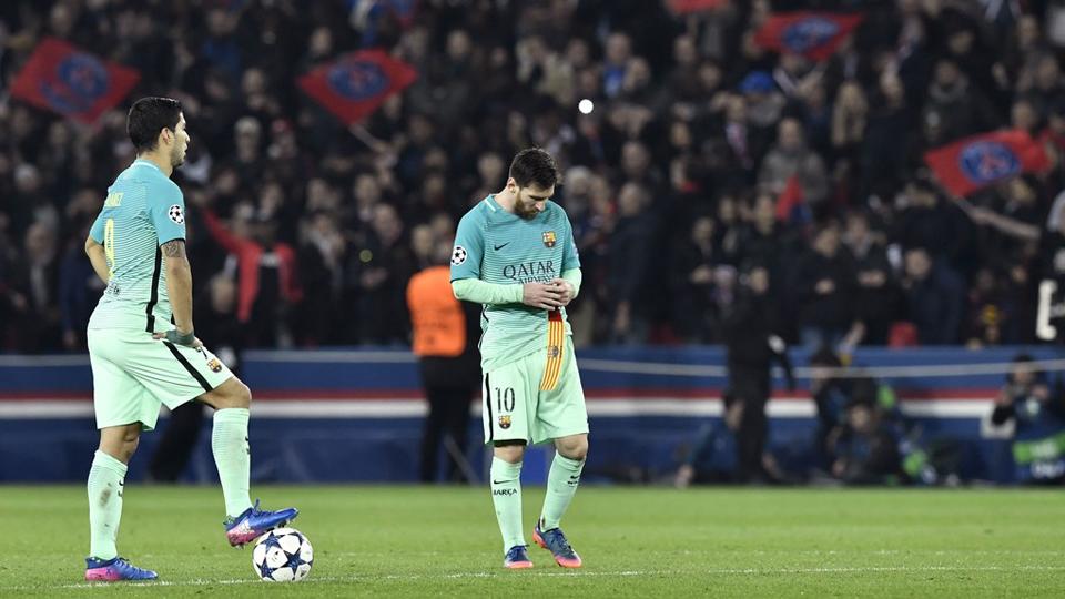 Lionel Messi (kanan) setelah gawang Barcelona kebobolan dalam laga leg pertama babak 16 besar Liga Champions musim 2016/17 di Parc des Prince, Rabu (15/02/17) dini hari WIB.