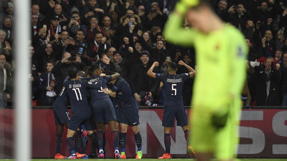 Para pemain Paris Saint-Germain merayakan kemenangan mereka atas Barcelona di Parc des Prince, Rabu (15/02/17) dini hari WIB.